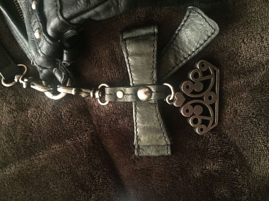 Дамска чанта естествена кожа Fornarina, от вътре е в розов цвят