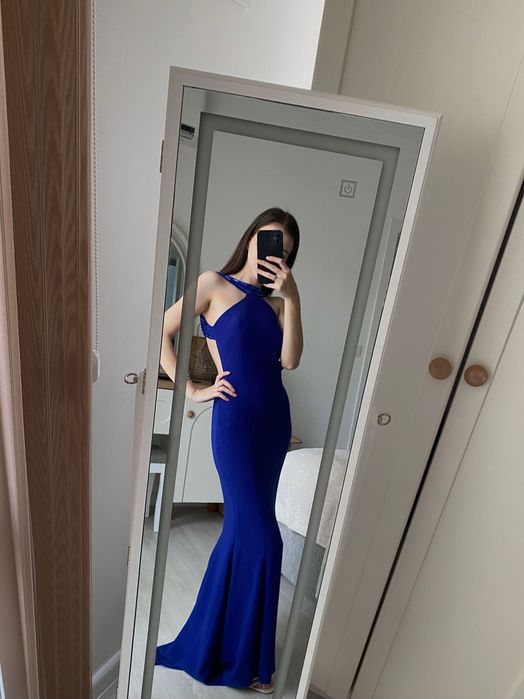 Бална рокля с ефектен гол гръб