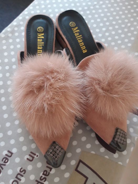 Malianna brendidan sarpobop tapichka, rangi pushti, tumshug'i qirrali.