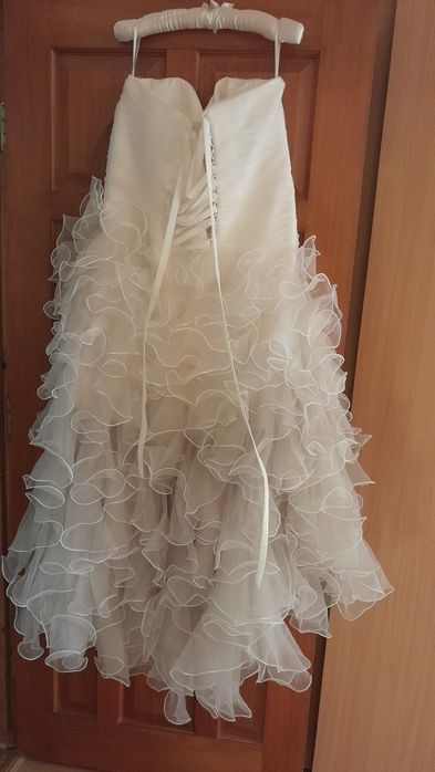 rochie  pentru mireasa,folosita doar o singura data,pedomina volanele