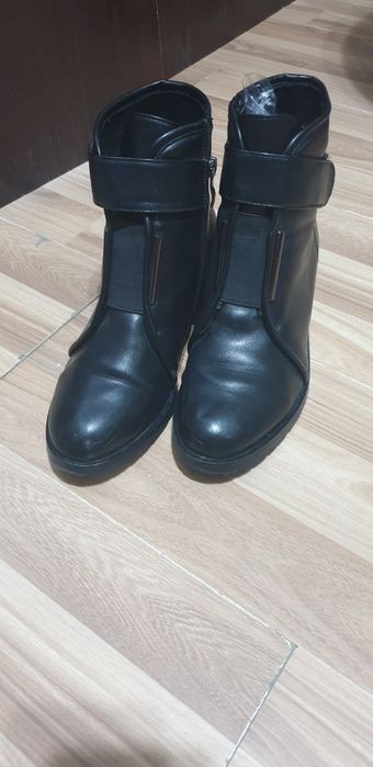 Сапожки женские, чёрные.