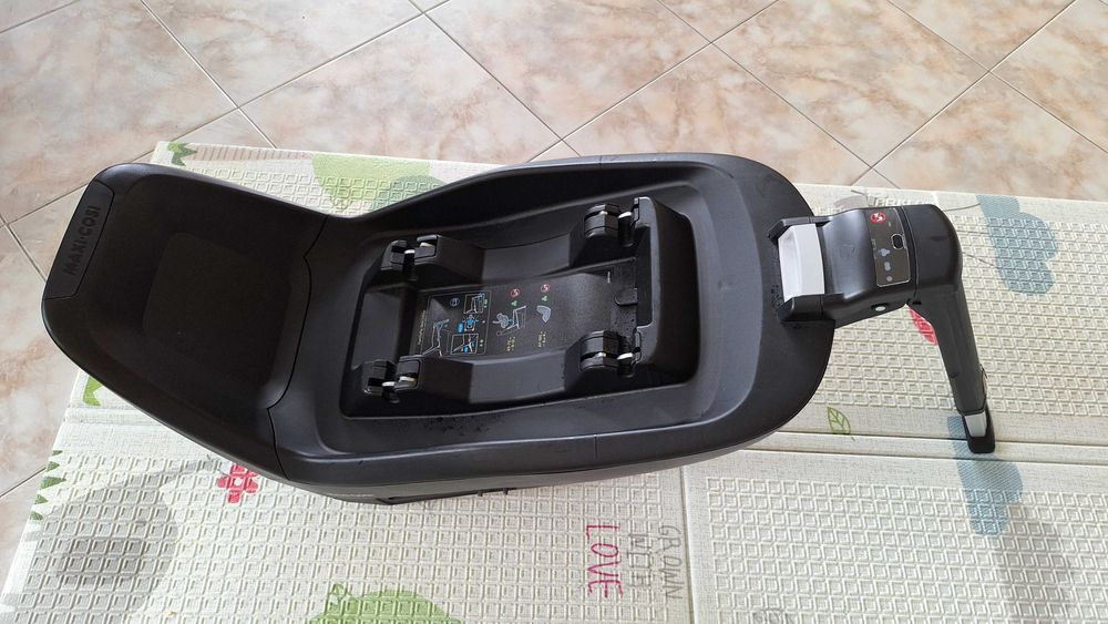 Maxi Cosi Pebble plus; Isofix Familyfix one столче за кола