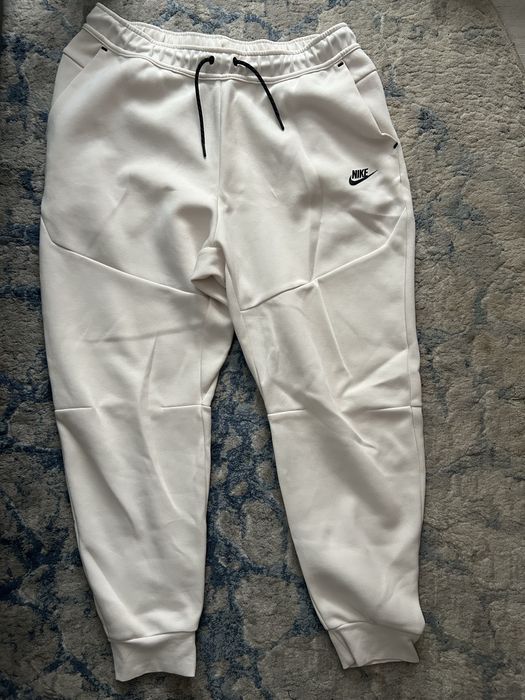 vand pantaloni tech albi
