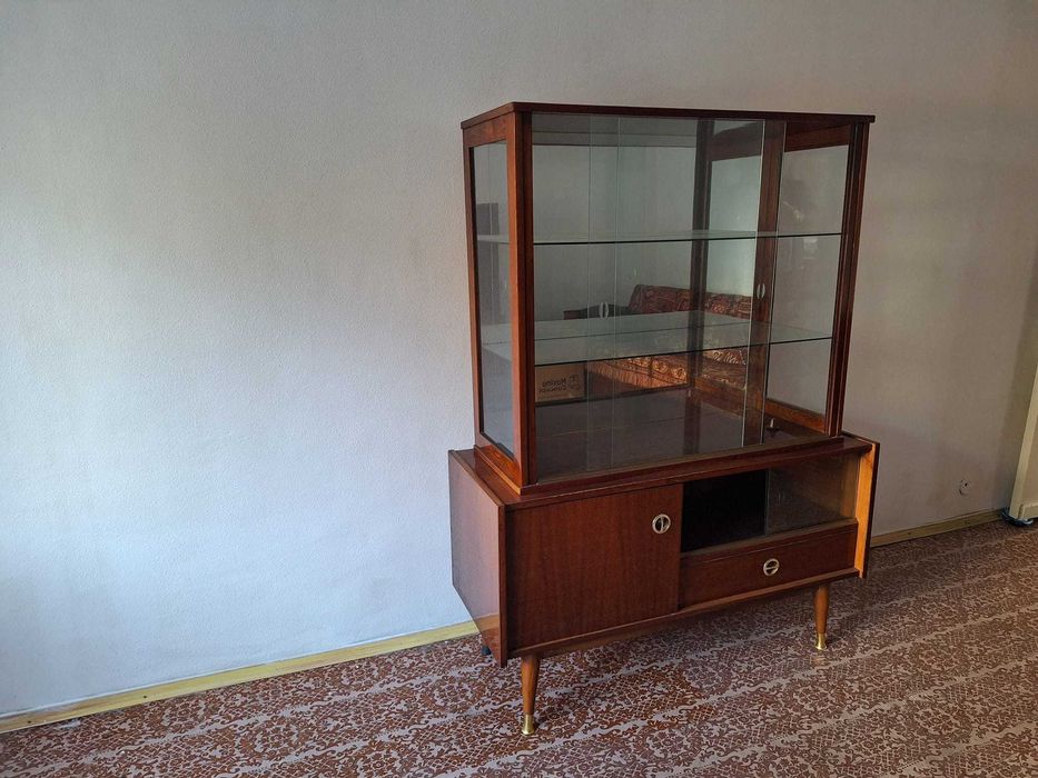 Vanzare set mobilier: canapea, dulap si 2 vitrine