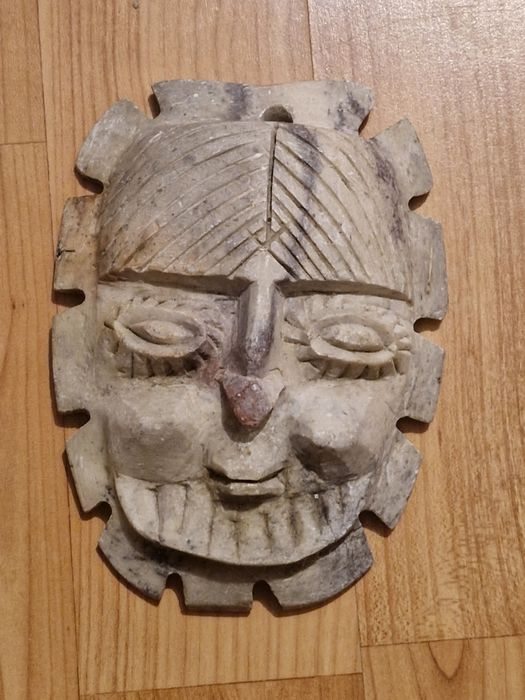 Mască veche de piatră (alabastru)