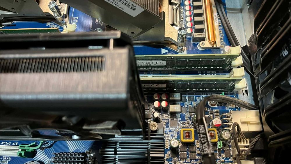 Гейминг компютър HP Z820, 32GB RAM, два Xeon процесора и RTX 3050 8GB