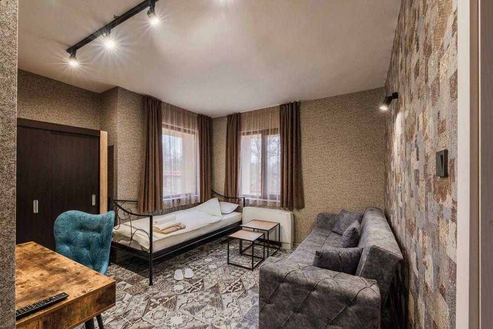 Луксозна къща с басейн, голям двор - парк, лятна веранда