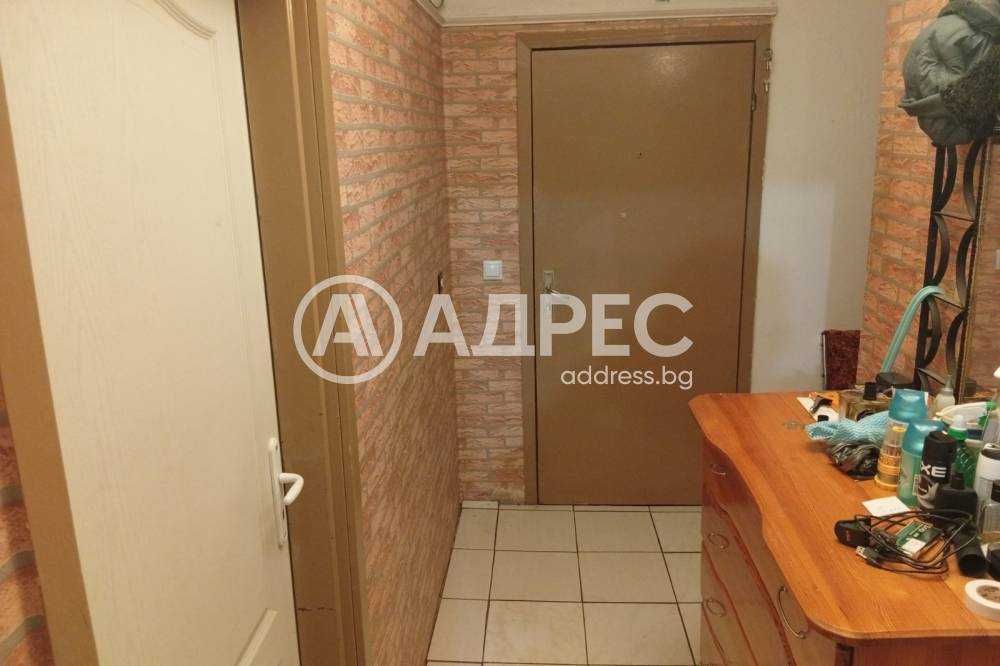 Просторен тристатаен апартамент в кв. "Бели Лом".