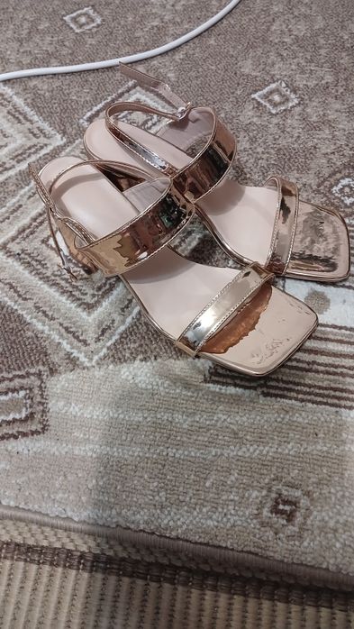 Женские босоножки