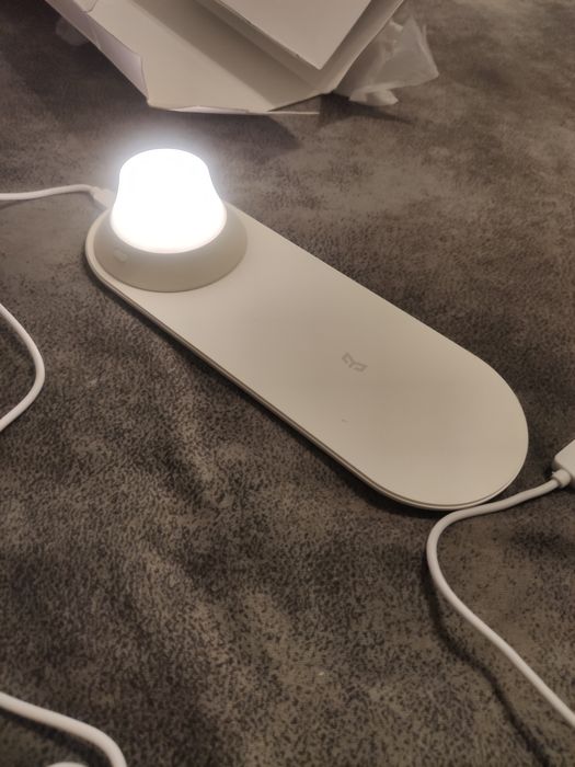 Безжично зарядно с нощна лампа