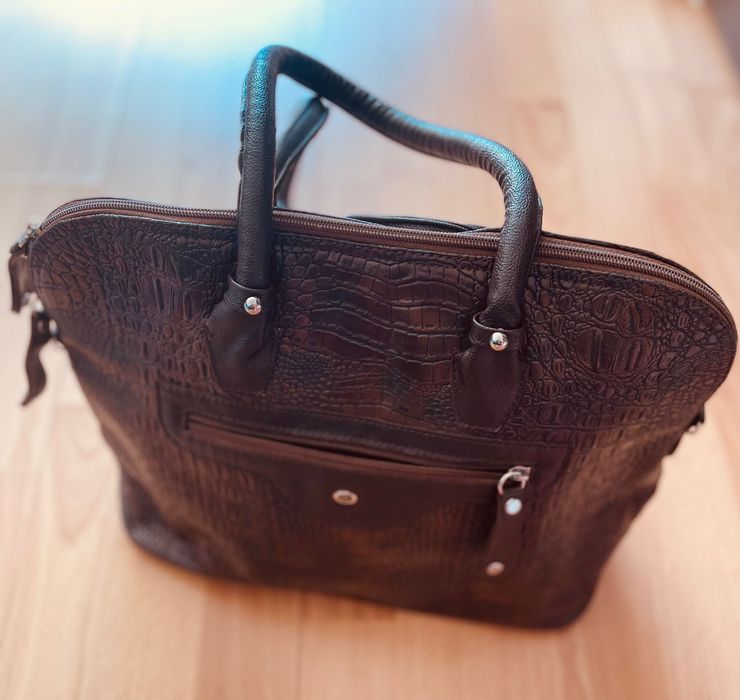 Неразличима от нова дамска чанта