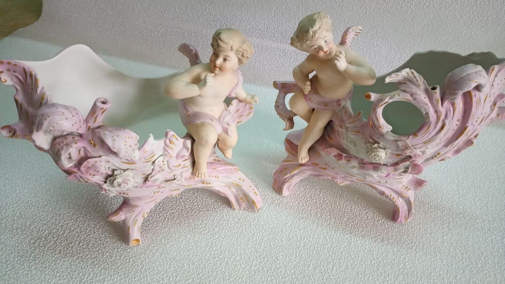 Продаются - антикварные, викторианские, парные  статуэтки  ангелов.