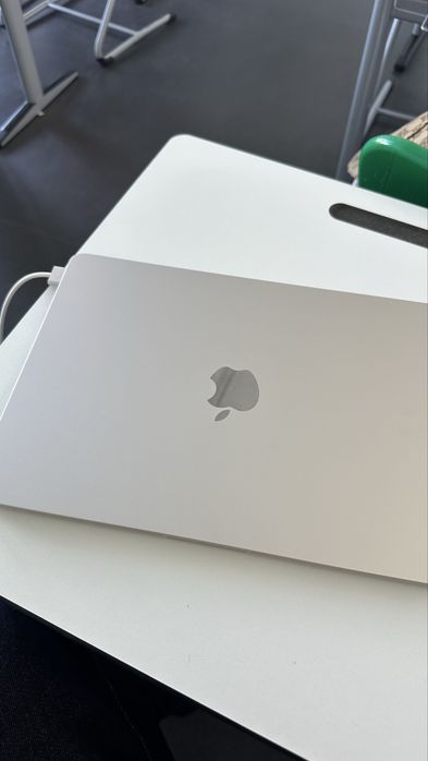 Macbook air 13,6 m3 512 гб