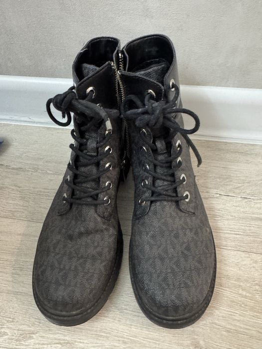 Продам ботинки Michael Kors 37