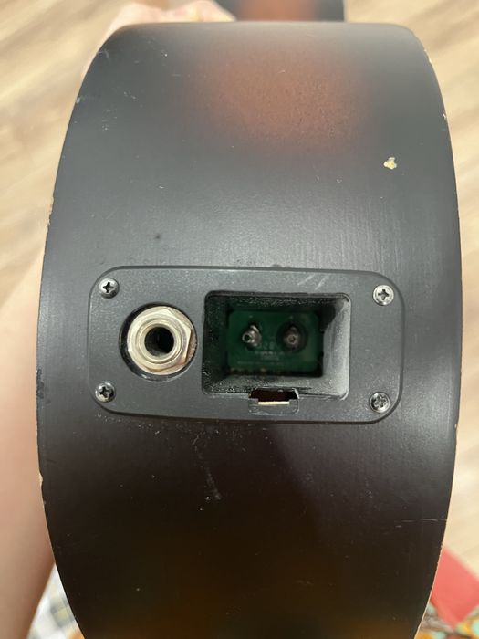 Гитара с возможностью подключения к колонке