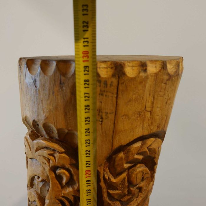 Дърворезба тотем на подвижна стойка