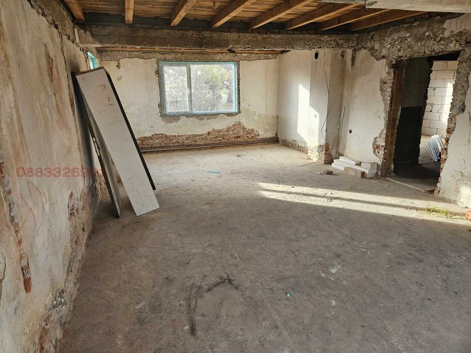 Къща в гр. Априлци, кв. Острец, РЗП 633 кв.м.