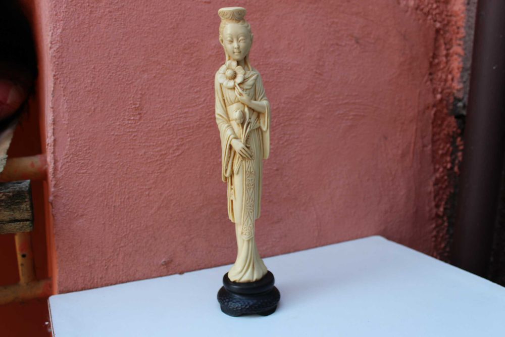 Figurina CHINA - GUANYIN, baza lemn, lucrata manual