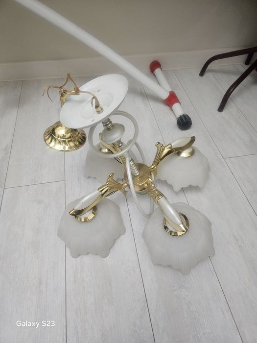 Продам люстры,4х рожковый 4000тн,5ти рожковый 5000тн. Состояние нового