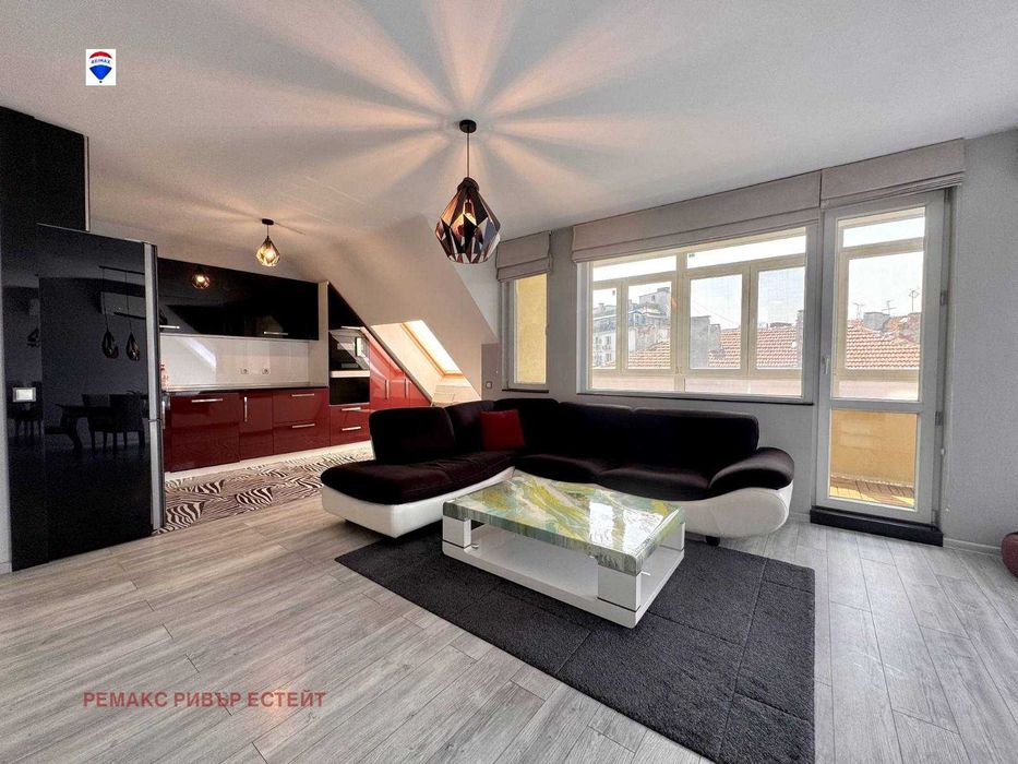 Дава се под наем Тристаен апартамент в Русе, Център - 118 кв.м за 612 € - Снимка #1