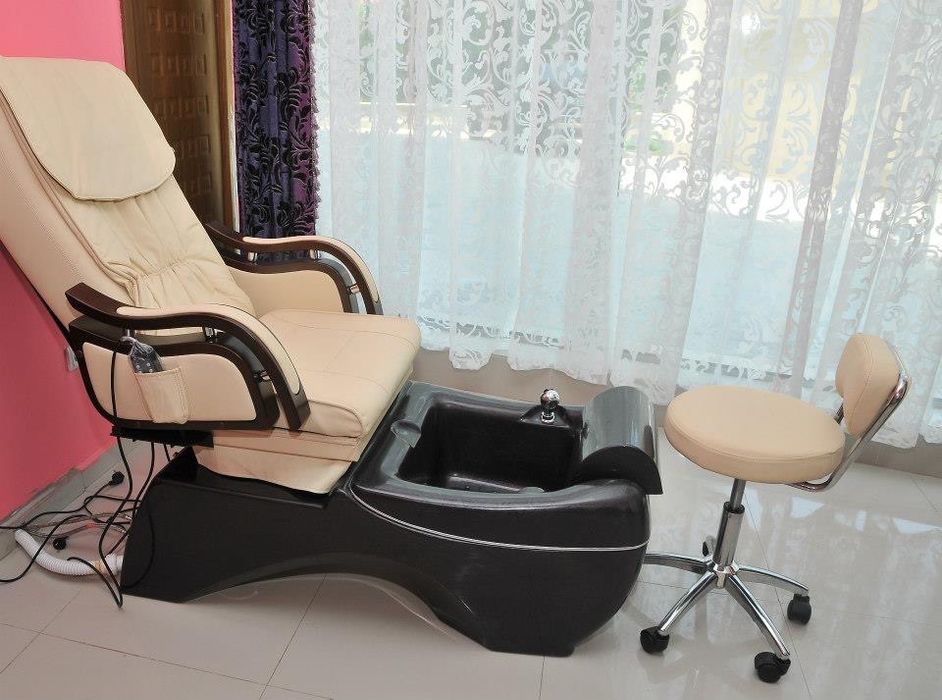 Под наем напълно оборудван фризьорски салон с маникюр