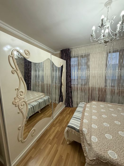 Спальная кровать с мебелью б/у