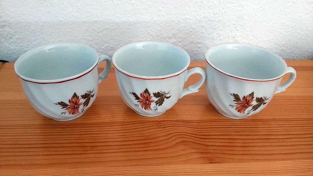 Рядки ретро порцеланови чаши за кафе, произведени в България