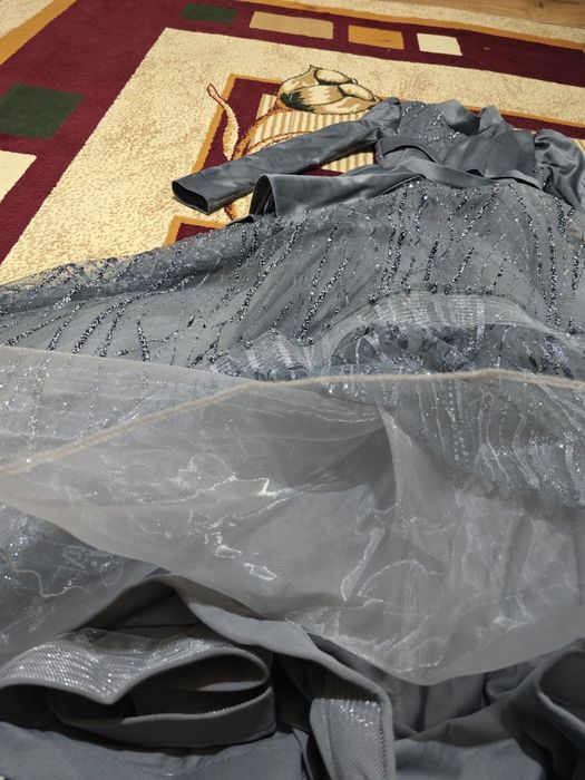 Dizayner tomonidan tikilgan oqshom libosi