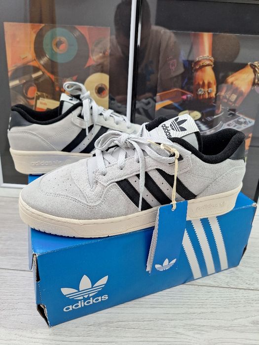 Adidasi Adidas Rivalry Low 

Material: piele întoarsă
Măsura: 42(27,5c