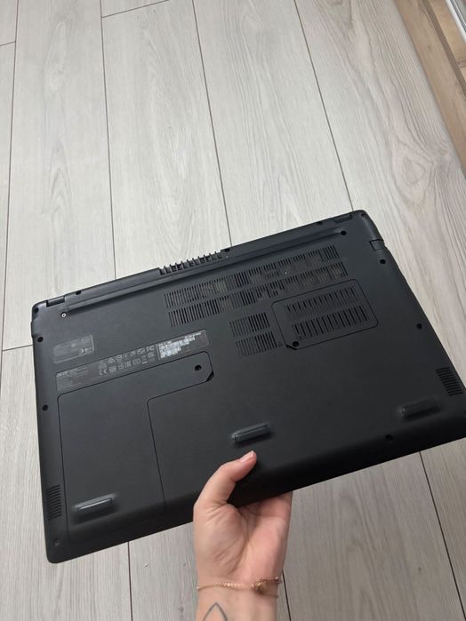 Vând laptop pentru piese sau pentru a fi folosit!