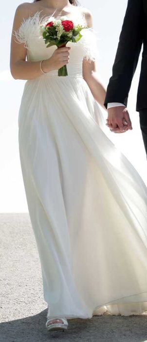 Rochie mireasa de matase cu corset, pene, taietura pe picior, pietre