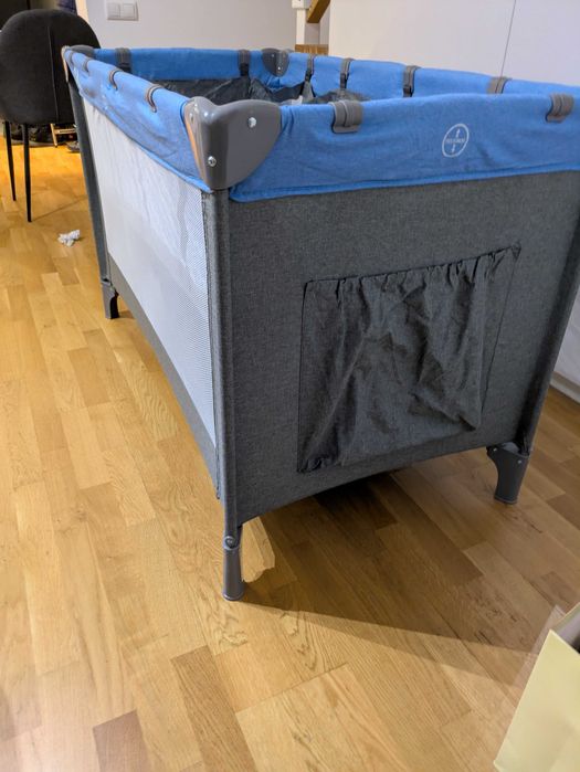 Patut de voiaj cu accesoriu pentru bebelusi