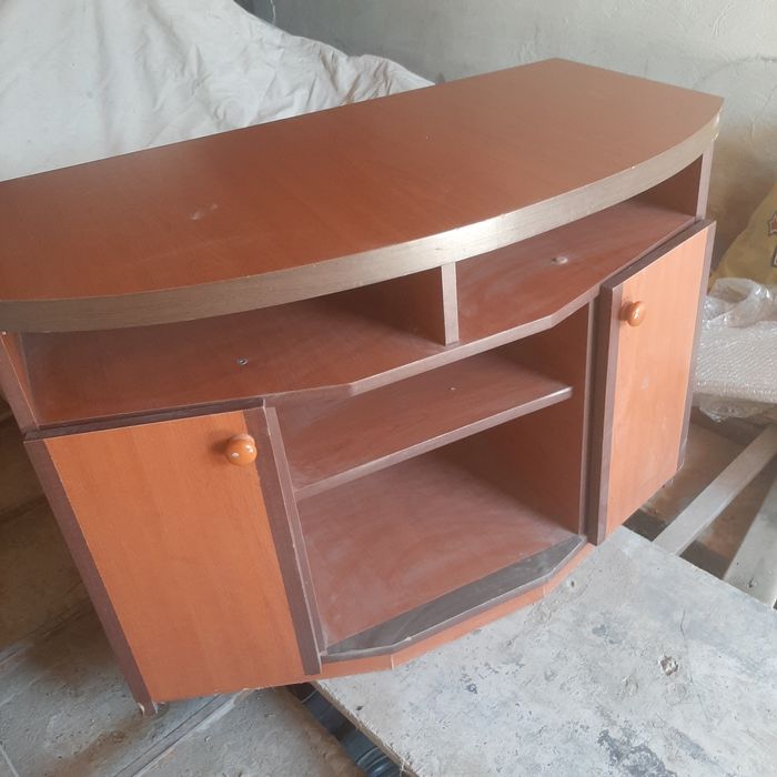 Продам тумбочку под телевизор.