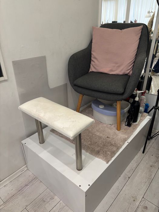 Бюро за маникюр със стол