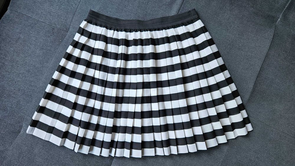 Къса пола H&M Divided размер 36 черно-бяла