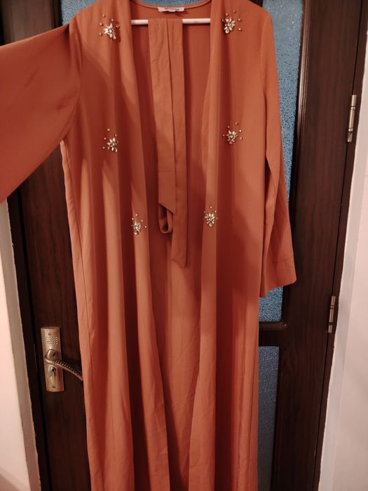 Superba Abaya tradițională, cu inserții pietre cusute manual!