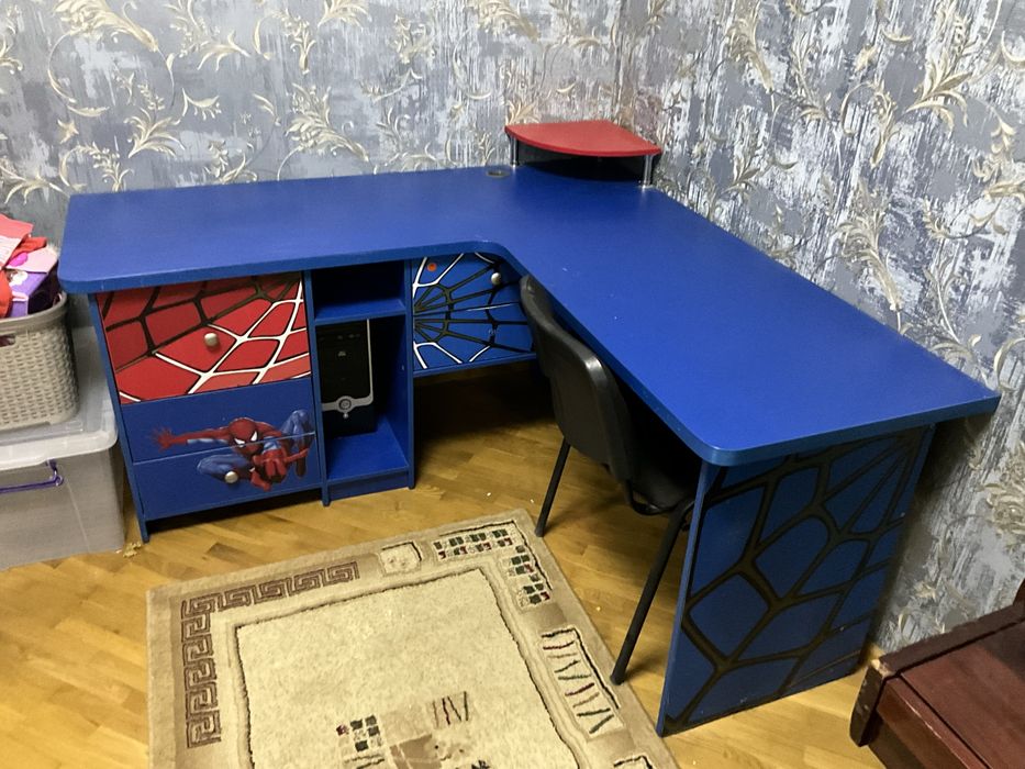 Детский письменный стол с шкафом в стиле человек- паук.