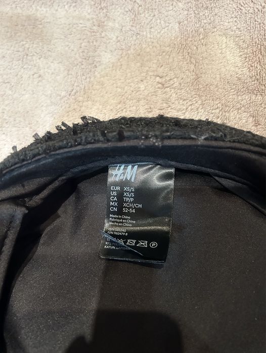 Дамска шапка с козирка