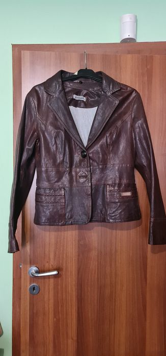 Кожени якета носени и едното е ново.