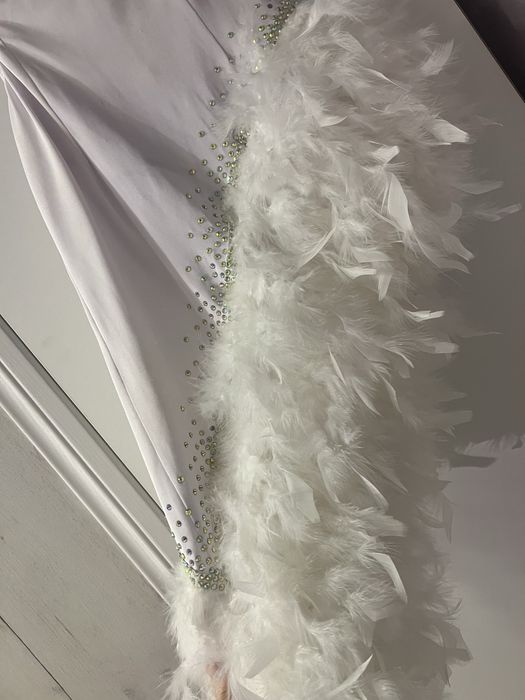 Продам белое платье с перьями