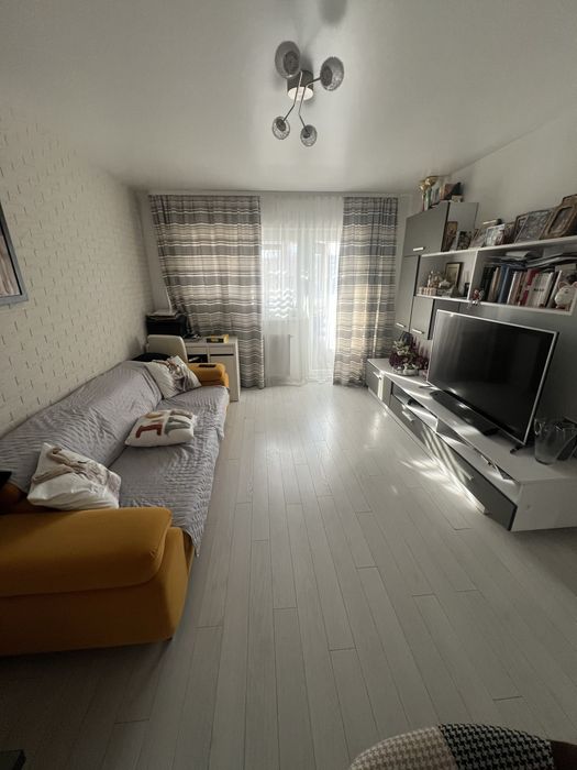 Vand apartament 3 camere renovat partial mobilat.