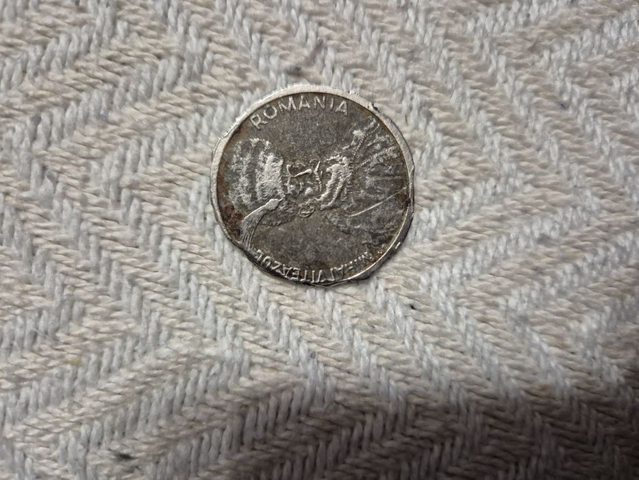 Monede vechi în stare buna, doar cea de 100 lei este ruginita