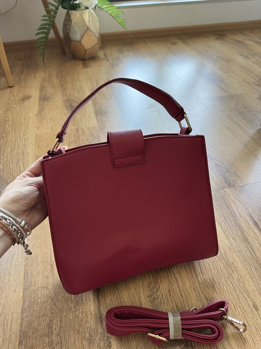 Червената Чанта , черна чанта