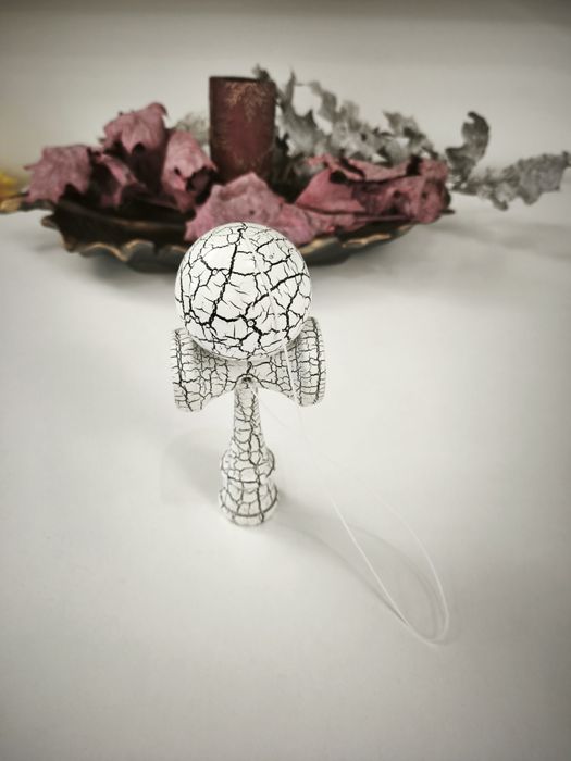 Vând Kendama alba cu negru