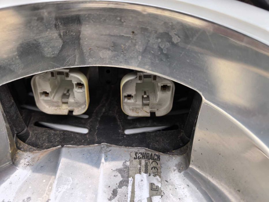 продавам 2 бр лампи за гараж без крушки