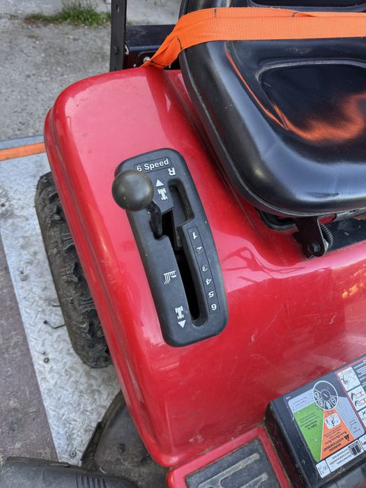 Tractor de tuns iarba