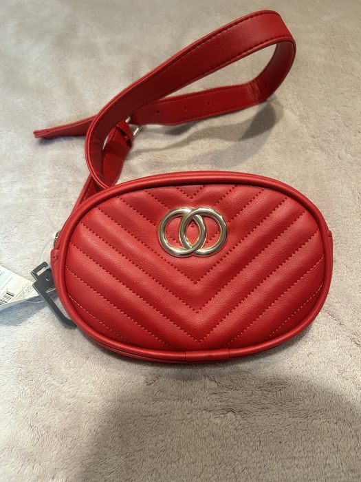 Червена чанта тип бананка