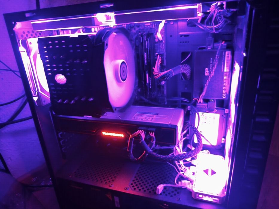 Геймърски компютър r7 5800x Radeon 6700xt 12gb