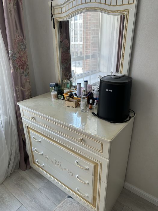 камод с зеркалом