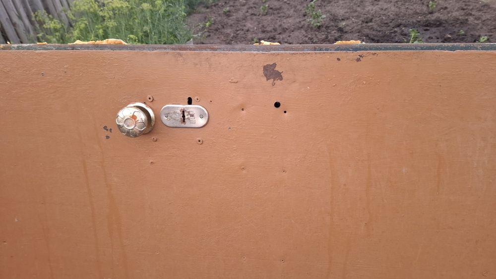 Продам железную дверь